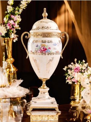 Poutiche, huevo de cerámica fina, tapa que se abre y decoraciones florales y doradas, hecho a mano.