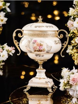 Fina poutiche de cerámica, tapa que se abre y decoraciones florales y doradas, hecha a mano.