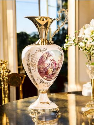 Jarra fina de cerámica, decorada con damas, caballeros y detalles dorados, hecha a mano.