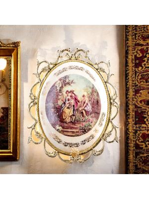 Medallón de cerámica con decoraciones de damas y caballeros, detalles dorados, hecho a mano.