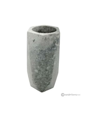 JARRÓN FLORERO en mármol gris, piedra natural, elaborado artesanalmente, diseño rombos.