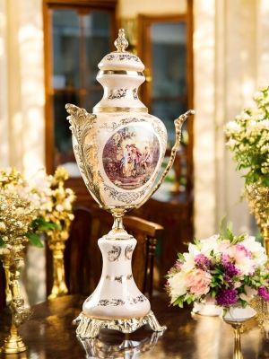 Fina poutiche de cerámica, con tapa fija y decoraciones florales y doradas, hecha a mano.