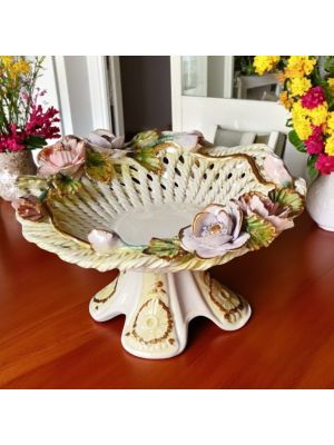 Soporte, centro de mesa artístico de cerámica, decorado con margaritas y detalles dorados, hecho a mano.
