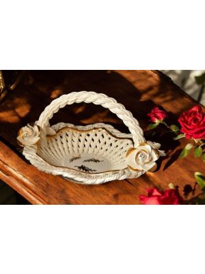 Centro de mesa de cerámica de alto valor, con rosas y detalles dorados, hecho a mano.