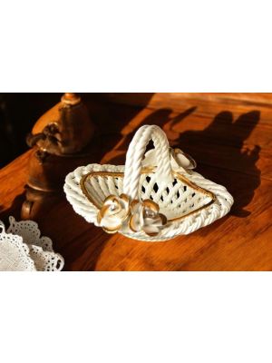 Centro de mesa de cerámica fina, con rosas y detalles dorados, hecho a mano.