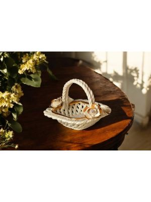 Centro de mesa en cerámica fina, con rosas y detalles dorados, hecho a mano.