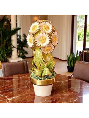 Planta artística de cerámica decorada con margaritas y detalles dorados, realizada totalmente a mano.