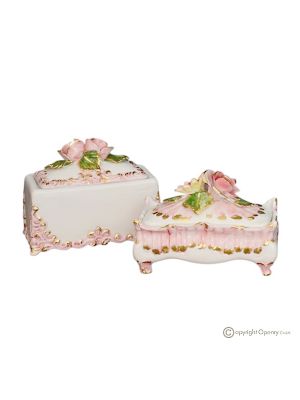 Juego de 2 cajas decorativas en cerámica fina, enriquecidas con flores y detalles dorados, hechas a mano.