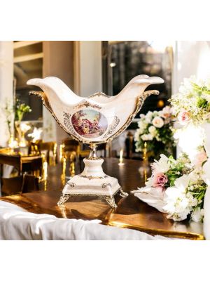 Base para tarta de cerámica fina, decorada con motivos barrocos y detalles dorados, realizada a mano.