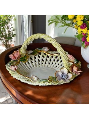 Centro de mesa de cerámica, adornado con flores y detalles dorados, elaborado totalmente a mano.