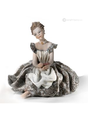 Estatuilla LADY Capodimonte, dama en refinada porcelana, elegancia italiana.