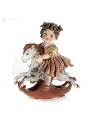 DONODOLO CABALLO F - Elegancia atemporal para esta muñeca de porcelana hecha a mano.