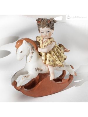 MIGNON HORSE F - Elegancia atemporal para esta muñeca de porcelana hecha a mano.