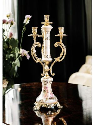 Candelabro de 4 llamas en cerámica fina, con elegantes decoraciones florales y doradas, hecho a mano.
