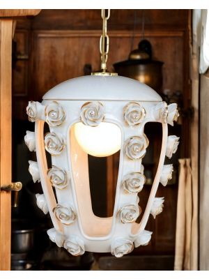 Lámpara colgante de cerámica, adornada con rosas, cristales Swarovski y detalles dorados.