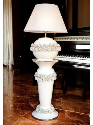 Lámpara de mesa con columna de cerámica artística, decorada con rosas, cristales y detalles en platino.