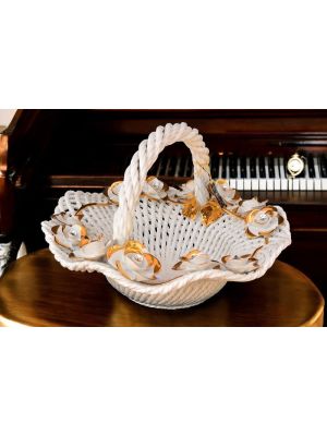 Prestigioso centro de mesa de cerámica, con rosas y detalles dorados, hecho a mano.