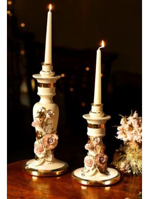 Juego de 2 candelabros en cerámica fina, decorados con rosas y detalles dorados, hechos a mano.