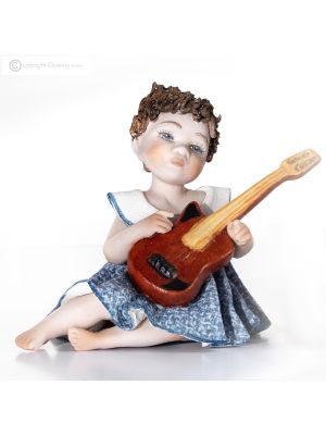 Figura de porcelana STAR, músico con guitarra, un toque refinado.