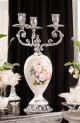 Candelabro de 3 llamas en cerámica de alta calidad, con detalles florales y plateados, hecho a mano.