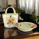 Centro de mesa, canasta con bolsa de cerámica, decorada con flores y acabados en oro, hecha a mano.