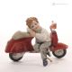NININ - Porcelana Capodimonte, figura sobre una vespa, elegancia italiana.