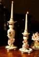 Juego de 2 candelabros en cerámica fina, decorados con rosas y detalles dorados, hechos a mano.